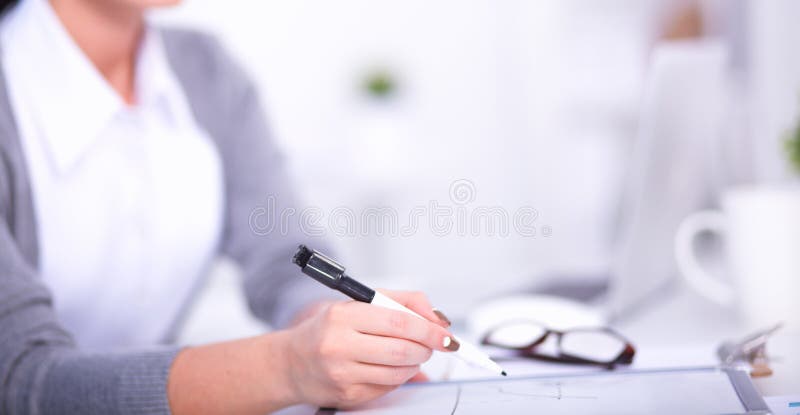Όμορφη γραφική εργασία παράδοσης επιχειρηματιών που επεκτείνει το χέρι της στοκ φωτογραφία με δικαίωμα ελεύθερης χρήσης Όμορφη γραφική εργασία παράδοσης επιχειρηματιών που επεκτείνει το χέρι της στοκ φωτογραφία με δικαίωμα ελεύθερης χρήσης
