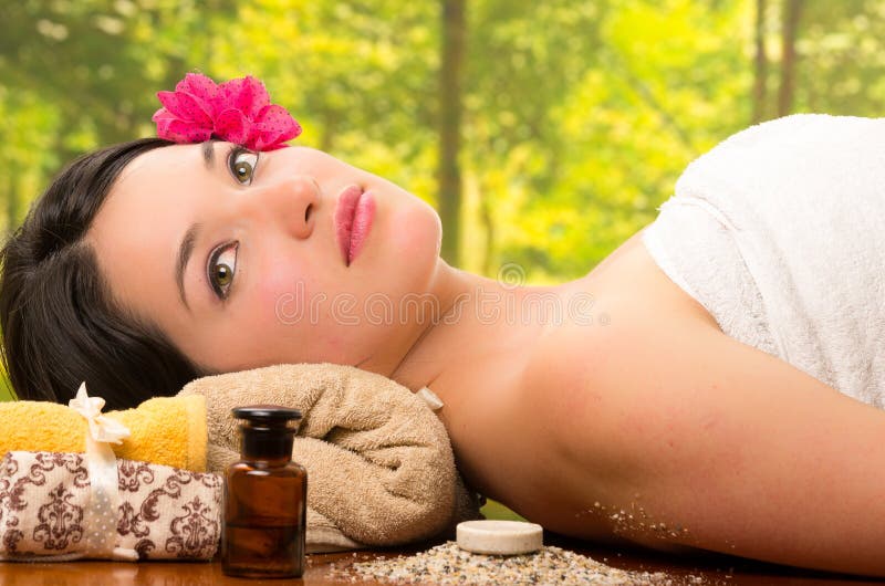 Όμορφη γυναίκα brunette που ξαπλώνει στην υπαίθρια SPA στοκ φωτογραφία με δικαίωμα ελεύθερης χρήσης Όμορφη γυναίκα brunette που ξαπλώνει στην υπαίθρια SPA στοκ φωτογραφία με δικαίωμα ελεύθερης χρήσης