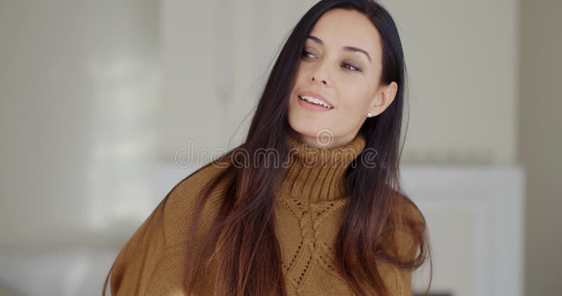 Όμορφη γυναίκα brunette που περιμένει κάποιο απόθεμα βίντεο