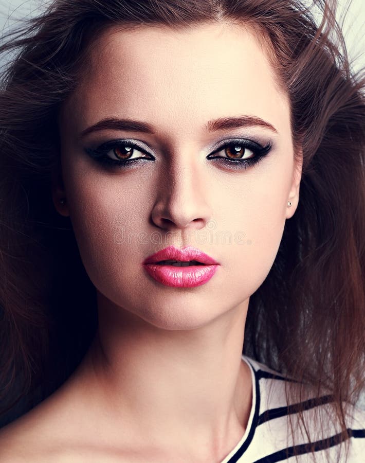 Όμορφη γυναίκα makeup με το ρόδινο κραγιόν και την καπνώή σύνθεση ματιών στοκ εικόνες Όμορφη γυναίκα makeup με το ρόδινο κραγιόν και την καπνώή σύνθεση ματιών στοκ εικόνες
