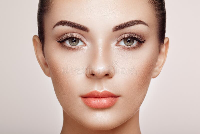 Όμορφη γυναίκα με τα μακροχρόνια ψεύτικα eyelashes στοκ εικόνες με δικαίωμα ελεύθερης χρήσης Όμορφη γυναίκα με τα μακροχρόνια ψεύτικα eyelashes στοκ εικόνες με δικαίωμα ελεύθερης χρήσης