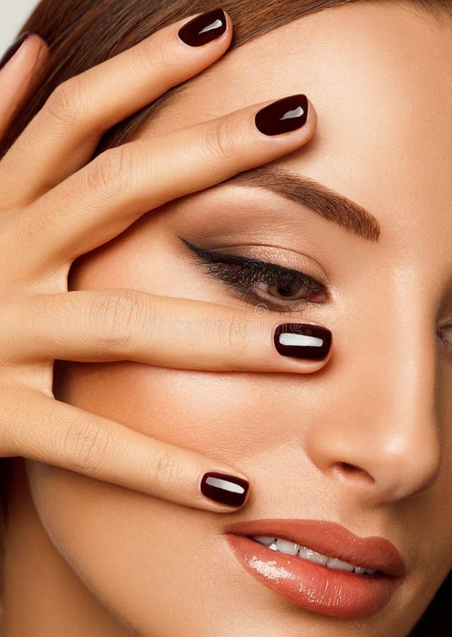 Όμορφη γυναίκα με τα μαύρα καρφιά. Makeup και μανικιούρ. στοκ φωτογραφία με δικαίωμα ελεύθερης χρήσης