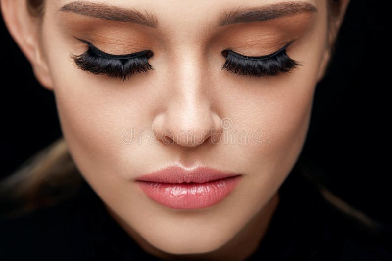 Όμορφη γυναίκα με το πρόσωπο Makeup και μακρύ μαύρο Eyelashes στοκ φωτογραφία Όμορφη γυναίκα με το πρόσωπο Makeup και μακρύ μαύρο Eyelashes στοκ φωτογραφία