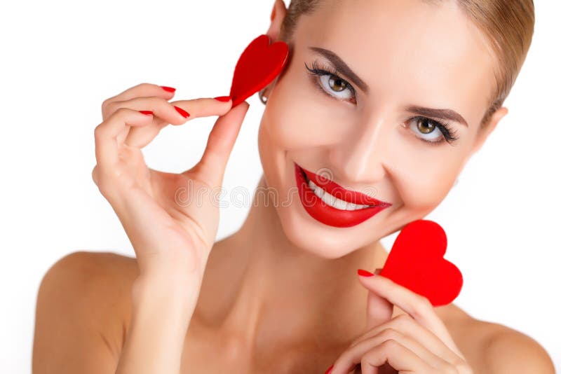 Όμορφη γυναίκα με το φωτεινό makeup και την κόκκινη καρδιά στοκ εικόνες Όμορφη γυναίκα με το φωτεινό makeup και την κόκκινη καρδιά στοκ εικόνες