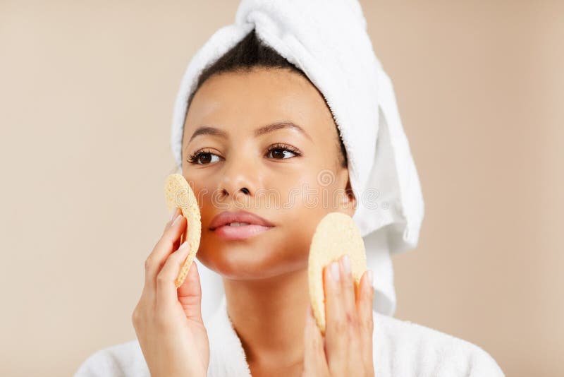 Όμορφη γυναίκα που απολαμβάνει Skincare στοκ εικόνες με δικαίωμα ελεύθερης χρήσης Όμορφη γυναίκα που απολαμβάνει Skincare στοκ εικόνες με δικαίωμα ελεύθερης χρήσης
