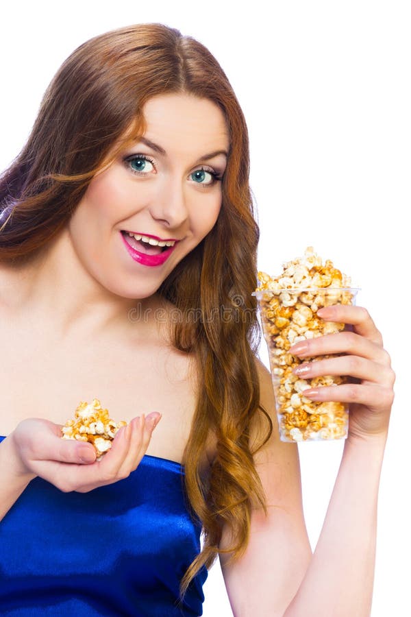 Όμορφη γυναίκα που τρώει popcorn στοκ φωτογραφίες