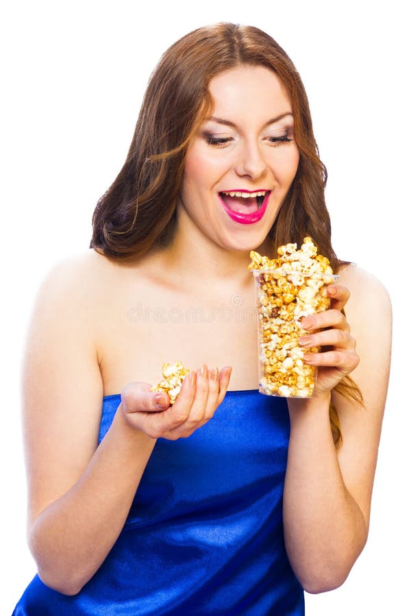 Όμορφη γυναίκα που τρώει popcorn στοκ εικόνες