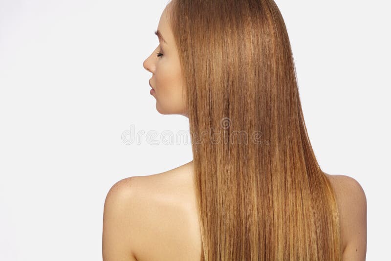 Όμορφη γυναίκα του Yong με τα πολύ ευθέα σκοτεινά ξανθά μαλλιά Πρότυπο μόδας με την ομαλή ερμηνεία Hairstyle Επεξεργασία Keratine