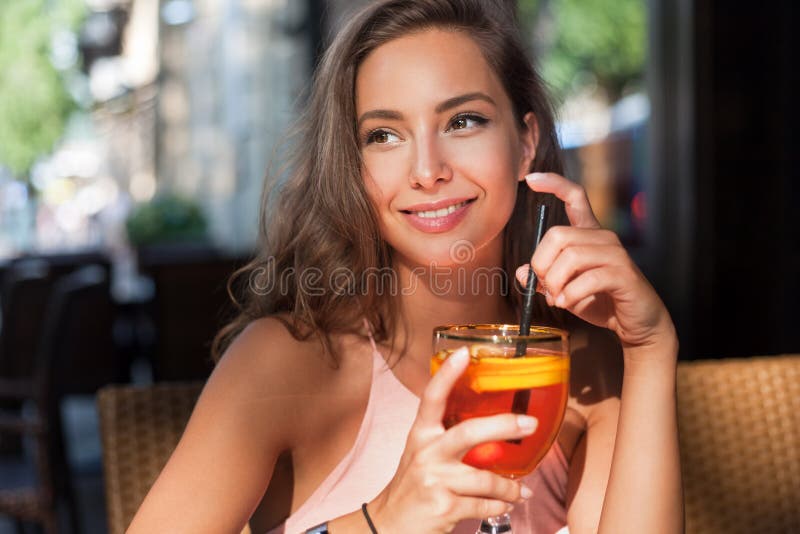 Όμορφη γυναίκα τουριστών brunette στοκ φωτογραφίες με δικαίωμα ελεύθερης χρήσης Όμορφη γυναίκα τουριστών brunette στοκ φωτογραφίες με δικαίωμα ελεύθερης χρήσης