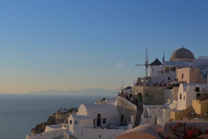 Όμορφη διάσημη θέση ηλιοβασιλέματος το περισσότερο Oia, Santorini Gre στοκ εικόνα με δικαίωμα ελεύθερης χρήσης Όμορφη διάσημη θέση ηλιοβασιλέματος το περισσότερο Oia, Santorini Gre στοκ εικόνα με δικαίωμα ελεύθερης χρήσης