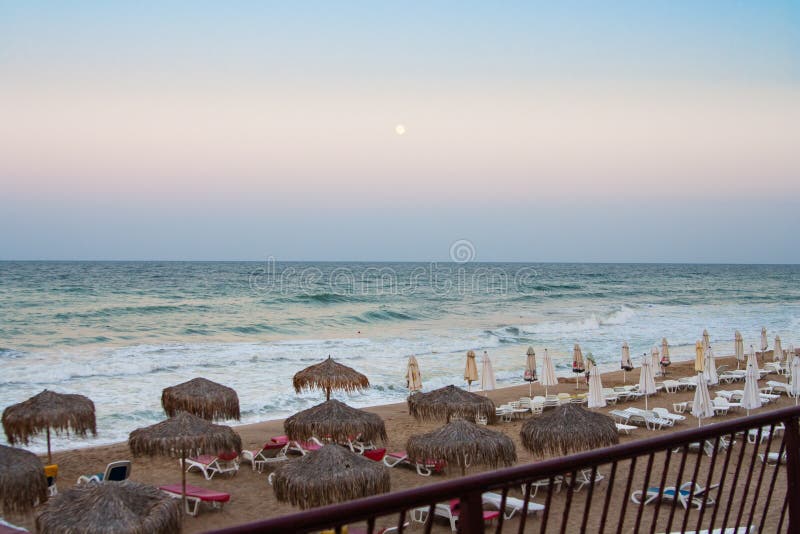 όμορφη θάλασσα τοπίων Γκρίζα κενά sunbeds ουρανού ηλιοβασιλέματος σε μια εγκαταλειμμένη παραλία Το τέλος της ημέρας παραλιών στοκ εικόνες όμορφη θάλασσα τοπίων Γκρίζα κενά sunbeds ουρανού ηλιοβασιλέματος σε μια εγκαταλειμμένη παραλία Το τέλος της ημέρας παραλιών στοκ εικόνες