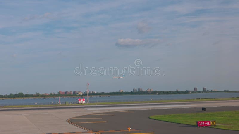 όμορφη θέα αεροπλάνου που προσγειώνεται στο αεροδρόμιο του μαϊάμι.