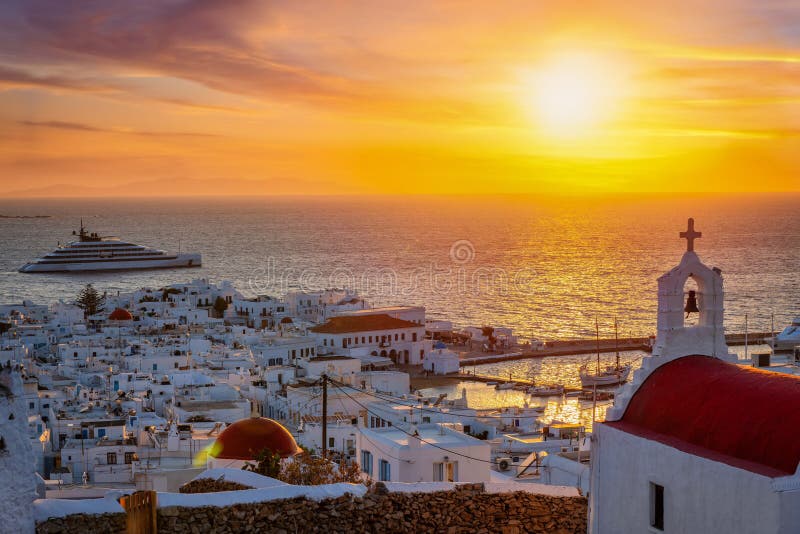 Όμορφη θέα ηλιοβασίλεμα της πόλης της Μύκονος στοκ εικόνες