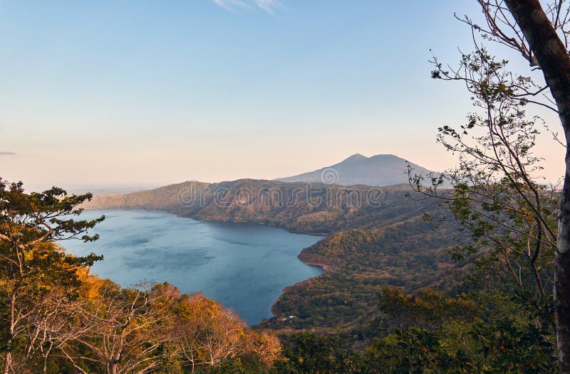 όμορφη θέα λαγκούνα ντε άπογιο από το mirador de catarina και το μουσακό ηφαίστειο νικαράγουα στοκ εικόνα με δικαίωμα ελεύθερης χρήσης