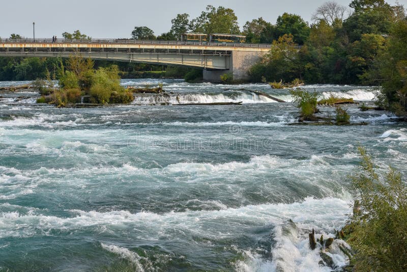 όμορφη θέα μιας γέφυρας που διασχίζει το ποτάμι περιτριγυρισμένη από τα δέντρα στοκ φωτογραφία με δικαίωμα ελεύθερης χρήσης