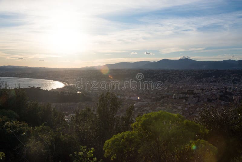 Όμορφη θέα τη γαλλική ριόλη τη Νίκαια, του κόλριου και των νησιών στοκ εικόνα Όμορφη θέα τη γαλλική ριόλη τη Νίκαια, του κόλριου και των νησιών στοκ εικόνα