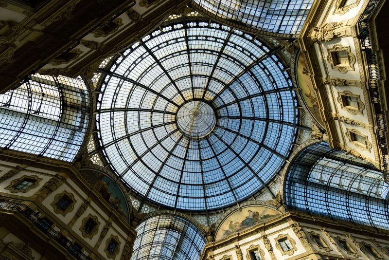 Όμορφη θέα της διάσημης Galleria Vittorio Emanuele II στο Μιλάνο της Ιταλίας στοκ εικόνες