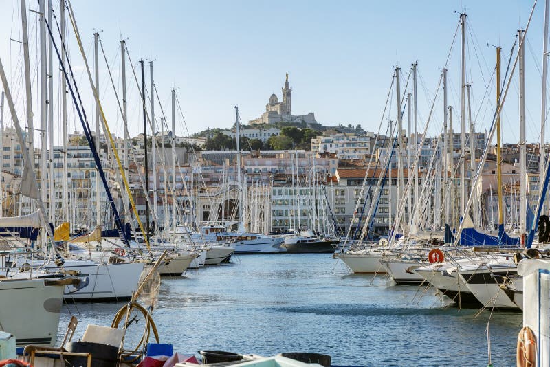 Όμορφη θέα της μαρίνας και της Παναγίας των Παρισίων στη Μασσαλία Φωτεινή ηλιόλουστη ημέρα Υπέροχο τοπίο στοκ εικόνα Όμορφη θέα της μαρίνας και της Παναγίας των Παρισίων στη Μασσαλία Φωτεινή ηλιόλουστη ημέρα Υπέροχο τοπίο στοκ εικόνα