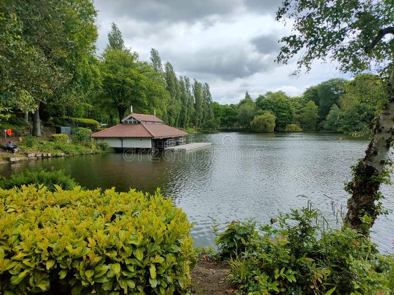 όμορφη θέα του πάρκου walsall arboretum σε μια συννεφιασμένη ημέρα στην αγγλία. στοκ εικόνα με δικαίωμα ελεύθερης χρήσης