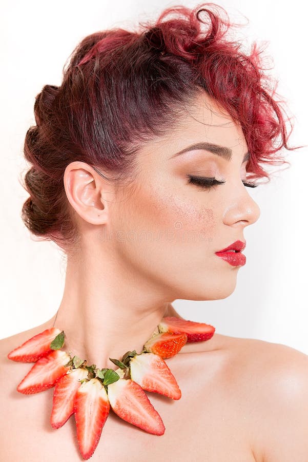 Όμορφη καυκάσια redhead γυναίκα που φαίνεται αισθησιακή από το σχεδιάγραμμα, στοκ φωτογραφία με δικαίωμα ελεύθερης χρήσης Όμορφη καυκάσια redhead γυναίκα που φαίνεται αισθησιακή από το σχεδιάγραμμα, στοκ φωτογραφία με δικαίωμα ελεύθερης χρήσης