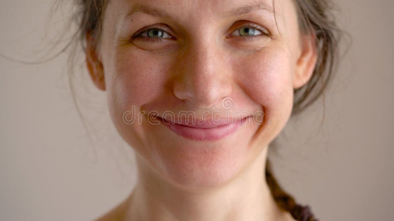 Όμορφη καυκάσια γυναίκα που χαμογελά στη κάμερα μετά από να ξυπνήσει