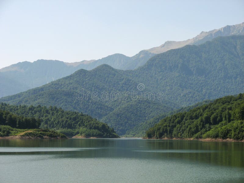 Όμορφη λίμνη δίπλα στο δάσος και το βουνό στοκ φωτογραφία με δικαίωμα ελεύθερης χρήσης