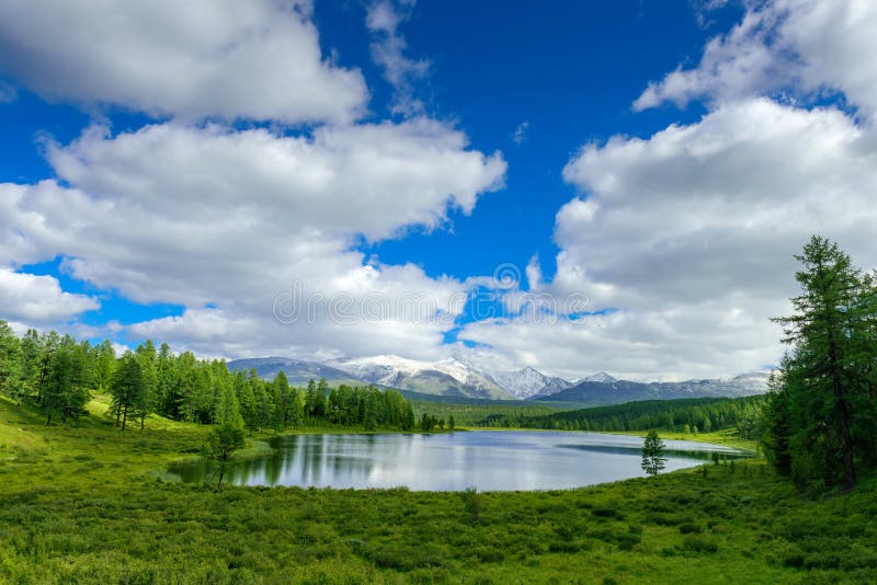 Όμορφη λίμνη στα βουνά Altai, Σιβηρία, Ρωσία Άγρια λίμνη βουνών στο υπόβαθρο των χιονωδών αιχμών r στοκ φωτογραφία Όμορφη λίμνη στα βουνά Altai, Σιβηρία, Ρωσία Άγρια λίμνη βουνών στο υπόβαθρο των χιονωδών αιχμών r στοκ φωτογραφία