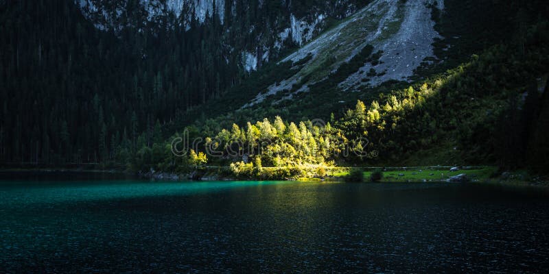 όμορφη λακέτα στην αυστριακή gosausee με φως τον ήλιο. στοκ εικόνες