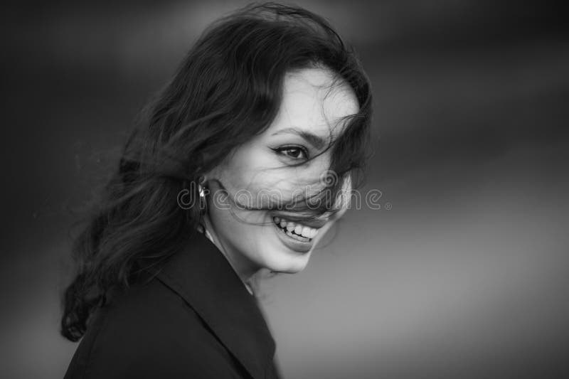 όμορφη μελαχρινή ευρωπαϊκή κοπέλα με γαλάζιο καπέλο στη φύση. στοκ φωτογραφία με δικαίωμα ελεύθερης χρήσης