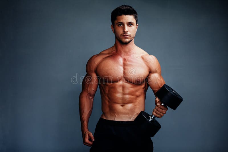 Όμορφη μυϊκή τοποθέτηση bodybuilder στοκ φωτογραφία Όμορφη μυϊκή τοποθέτηση bodybuilder στοκ φωτογραφία