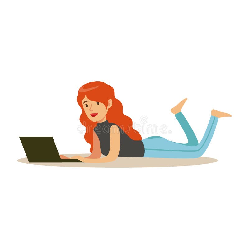 Όμορφη νέα redhead γυναίκα που βρίσκεται στο στομάχι της χρησιμοποιώντας το lap-top της, ζωηρόχρωμη διανυσματική απεικόνιση χαρακ απεικόνιση αποθεμάτων