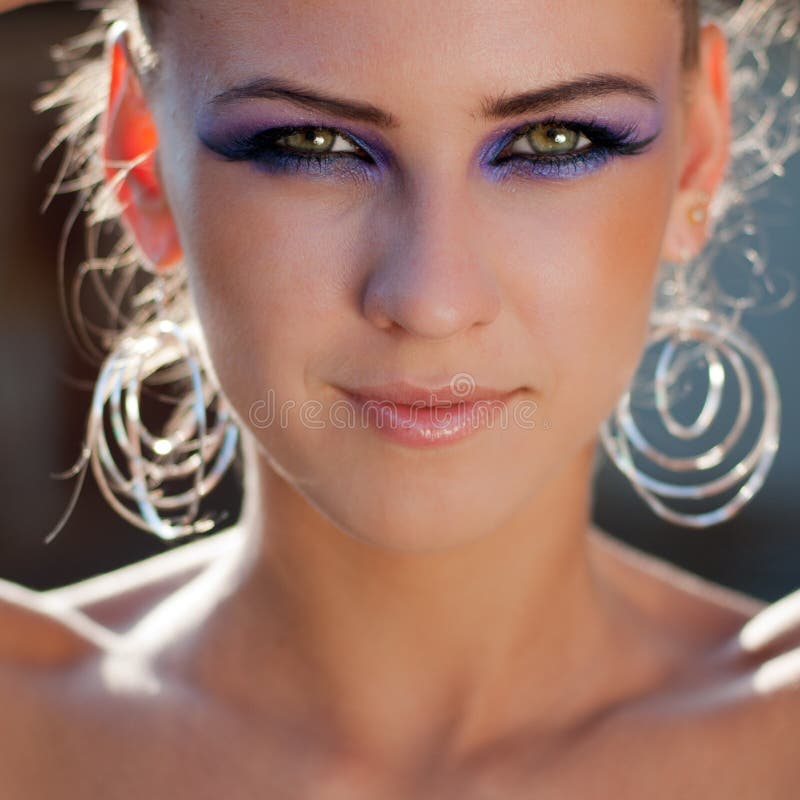 Όμορφη νέα γυναίκα με το φωτεινό πορτρέτο makeup στοκ φωτογραφία Όμορφη νέα γυναίκα με το φωτεινό πορτρέτο makeup στοκ φωτογραφία