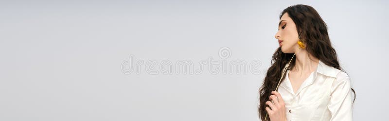 Όμορφη νεαρή γυναίκα με άνθη στοκ εικόνα