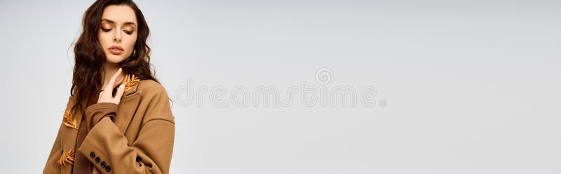 Όμορφη νεαρή γυναίκα που επιδεικνύει εαρινή μόδα στοκ εικόνες με δικαίωμα ελεύθερης χρήσης
