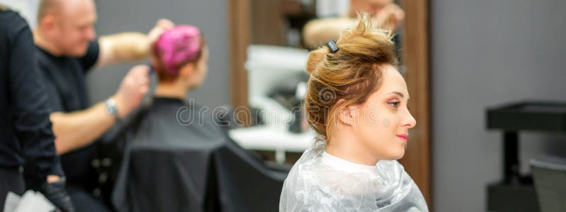 όμορφη νεαρή ξανθιά καυκάσια γυναίκα στο μοντέρνο κομμωτήριο. στοκ φωτογραφία με δικαίωμα ελεύθερης χρήσης