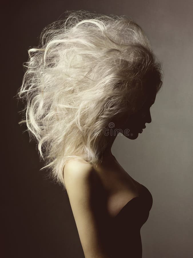 Όμορφη ξανθή γυναίκα με τον όγκο hairstyle στοκ εικόνα με δικαίωμα ελεύθερης χρήσης