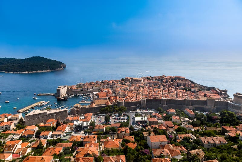 Όμορφη πανοραμική άποψη άνωθεν Dubrovnik Κροατία στοκ εικόνα με δικαίωμα ελεύθερης χρήσης Όμορφη πανοραμική άποψη άνωθεν Dubrovnik Κροατία στοκ εικόνα με δικαίωμα ελεύθερης χρήσης