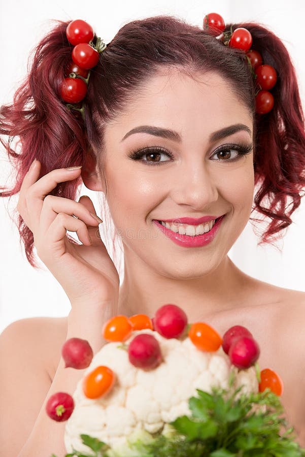 Όμορφη προκλητική redhead γυναίκα που χαμογελά και που παίζει με την τρίχα, με στοκ εικόνες με δικαίωμα ελεύθερης χρήσης Όμορφη προκλητική redhead γυναίκα που χαμογελά και που παίζει με την τρίχα, με στοκ εικόνες με δικαίωμα ελεύθερης χρήσης