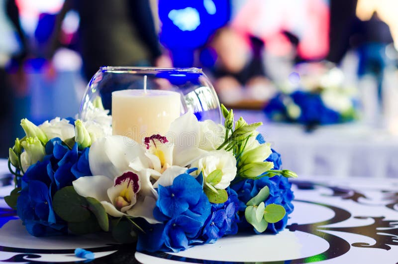 Όμορφη ρύθμιση λουλουδιών με ένα μπλε hydrangea, μια ορχιδέα και ένα γ στοκ φωτογραφία με δικαίωμα ελεύθερης χρήσης Όμορφη ρύθμιση λουλουδιών με ένα μπλε hydrangea, μια ορχιδέα και ένα γ στοκ φωτογραφία με δικαίωμα ελεύθερης χρήσης