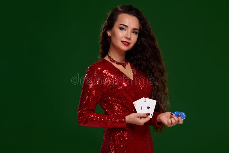 Όμορφη σγουρή γυναίκα σε ένα ακτινοβολημένο φόρεμα, που κρατά μερικές κάρτες παιχνιδιού και παιχνίδι των τσιπ casino στοκ εικόνα με δικαίωμα ελεύθερης χρήσης Όμορφη σγουρή γυναίκα σε ένα ακτινοβολημένο φόρεμα, που κρατά μερικές κάρτες παιχνιδιού και παιχνίδι των τσιπ casino στοκ εικόνα με δικαίωμα ελεύθερης χρήσης