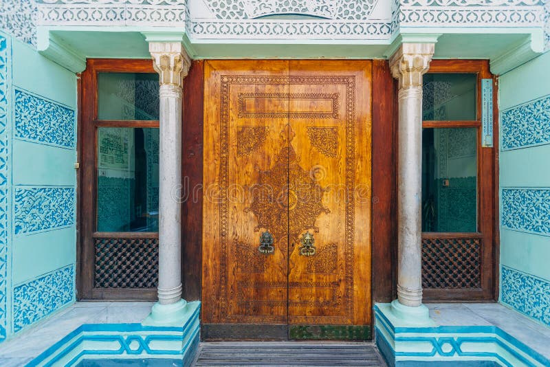 Όμορφη χαρασμένη ξύλινη διακοσμητική πόρτα στο ασιατικό ύφος στοκ εικόνες Όμορφη χαρασμένη ξύλινη διακοσμητική πόρτα στο ασιατικό ύφος στοκ εικόνες