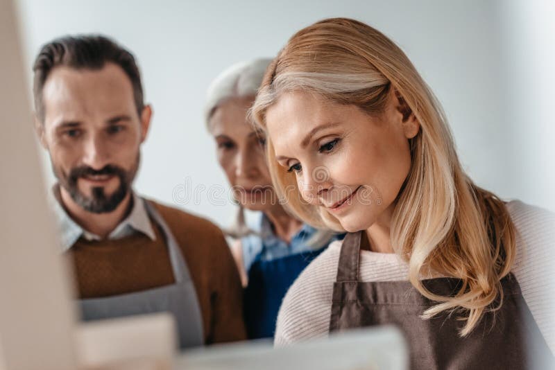 όμορφη ώριμη ζωγραφική γυναικών easel κατά τη διάρκεια της κατηγορίας τέχνης στοκ εικόνες με δικαίωμα ελεύθερης χρήσης όμορφη ώριμη ζωγραφική γυναικών easel κατά τη διάρκεια της κατηγορίας τέχνης στοκ εικόνες με δικαίωμα ελεύθερης χρήσης