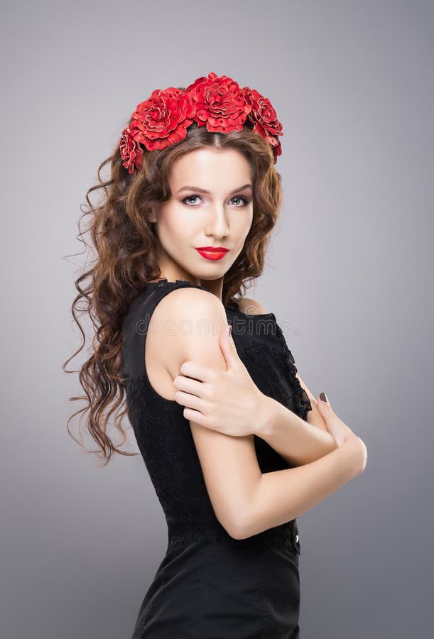 Όμορφο brunette με ένα φωτεινό κόκκινο κραγιόν που φορά headband λουλουδιών στοκ εικόνες Όμορφο brunette με ένα φωτεινό κόκκινο κραγιόν που φορά headband λουλουδιών στοκ εικόνες