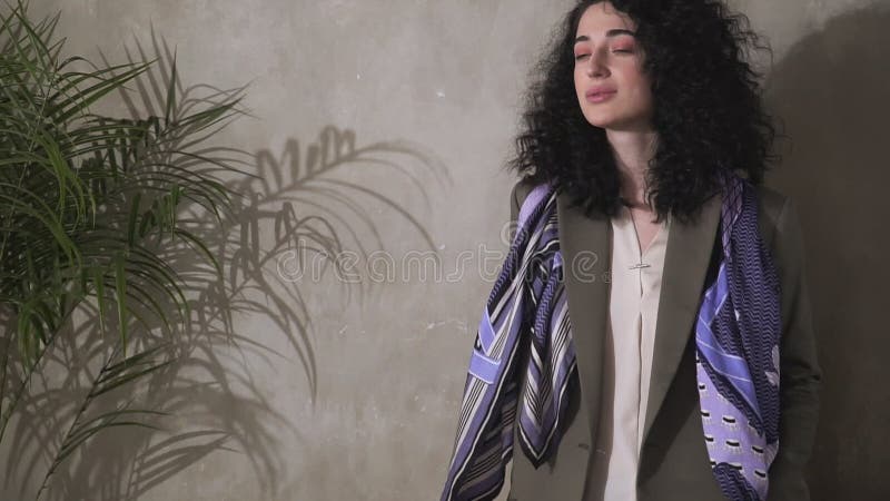 Όμορφο brunette με το afro hairstyle Χαμόγελα, γέλια, και ρωγμές το κεφάλι του