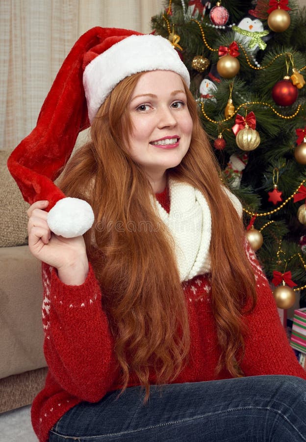 Όμορφο redhead πορτρέτο κοριτσιών στη διακόσμηση Χριστουγέννων Εγχώριο εσωτερικό με το δέντρο και τα δώρα έλατου Νέες παραμονή έτ στοκ εικόνα με δικαίωμα ελεύθερης χρήσης Όμορφο redhead πορτρέτο κοριτσιών στη διακόσμηση Χριστουγέννων Εγχώριο εσωτερικό με το δέντρο και τα δώρα έλατου Νέες παραμονή έτ στοκ εικόνα με δικαίωμα ελεύθερης χρήσης