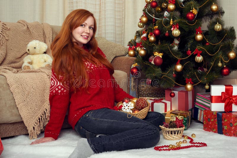Όμορφο redhead πορτρέτο κοριτσιών στη διακόσμηση Χριστουγέννων Εγχώριο εσωτερικό με το δέντρο και τα δώρα έλατου Νέες παραμονή έτ στοκ εικόνα Όμορφο redhead πορτρέτο κοριτσιών στη διακόσμηση Χριστουγέννων Εγχώριο εσωτερικό με το δέντρο και τα δώρα έλατου Νέες παραμονή έτ στοκ εικόνα