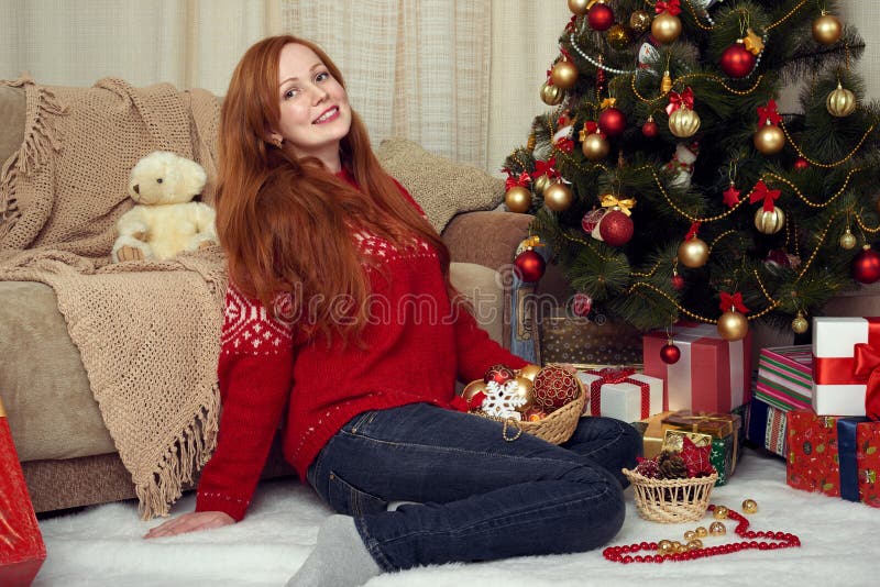 Όμορφο redhead πορτρέτο κοριτσιών στη διακόσμηση Χριστουγέννων Εγχώριο εσωτερικό με το δέντρο και τα δώρα έλατου Νέες παραμονή έτ στοκ φωτογραφία με δικαίωμα ελεύθερης χρήσης Όμορφο redhead πορτρέτο κοριτσιών στη διακόσμηση Χριστουγέννων Εγχώριο εσωτερικό με το δέντρο και τα δώρα έλατου Νέες παραμονή έτ στοκ φωτογραφία με δικαίωμα ελεύθερης χρήσης