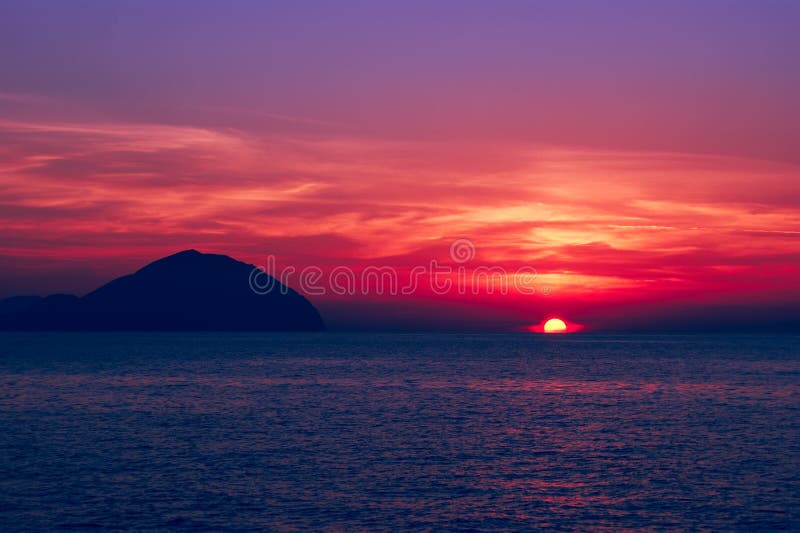 όμορφο seascape ηλιοβασίλεμα Διαποτισμένα χρώματα, σκιαγραφία ενός δύσκολου νησιού στη θάλασσα στοκ εικόνα με δικαίωμα ελεύθερης χρήσης όμορφο seascape ηλιοβασίλεμα Διαποτισμένα χρώματα, σκιαγραφία ενός δύσκολου νησιού στη θάλασσα στοκ εικόνα με δικαίωμα ελεύθερης χρήσης