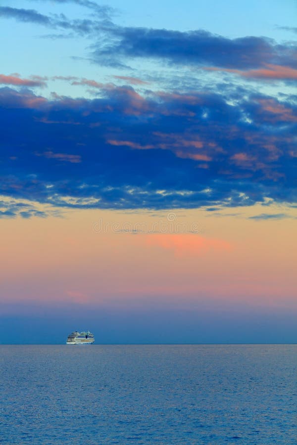 Όμορφο seascape με το σκάφος και το ηλιοβασίλεμα στοκ εικόνες Όμορφο seascape με το σκάφος και το ηλιοβασίλεμα στοκ εικόνες