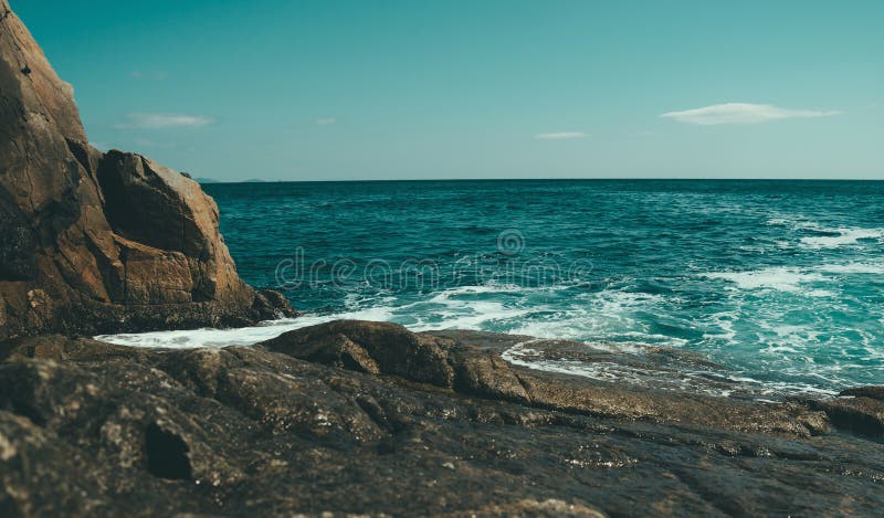 Όμορφο seascape, δύσκολη ακτή στοκ φωτογραφία με δικαίωμα ελεύθερης χρήσης Όμορφο seascape, δύσκολη ακτή στοκ φωτογραφία με δικαίωμα ελεύθερης χρήσης